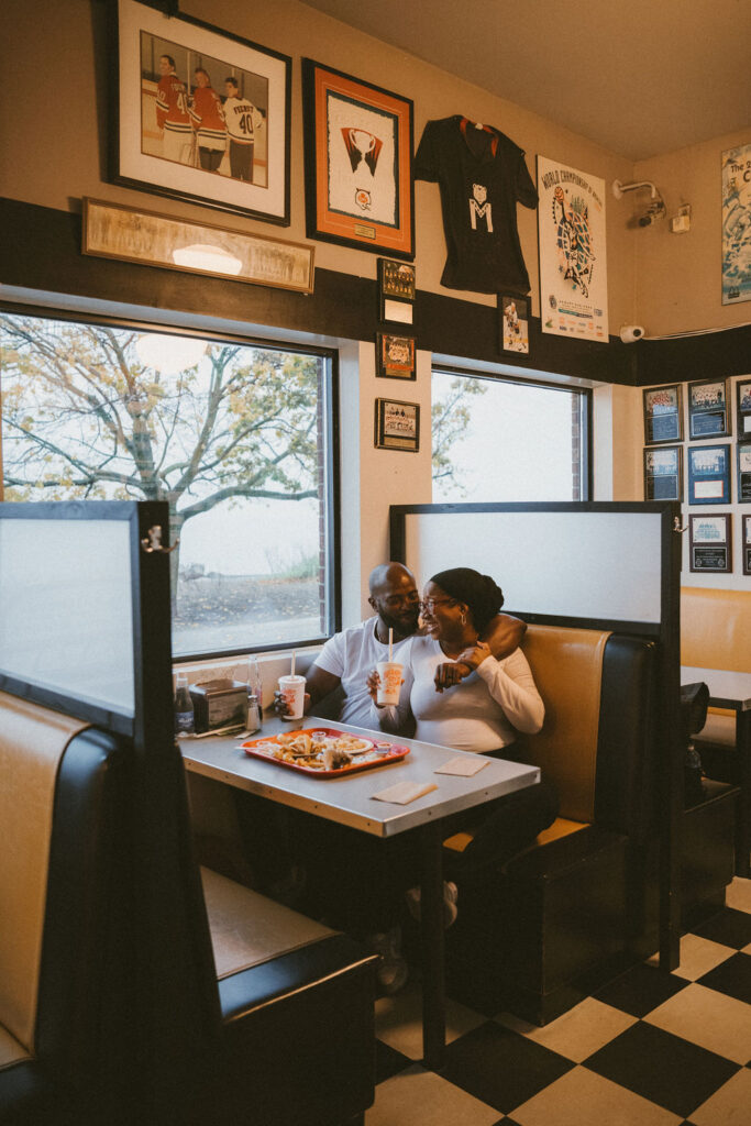 Maternity photos in a diner