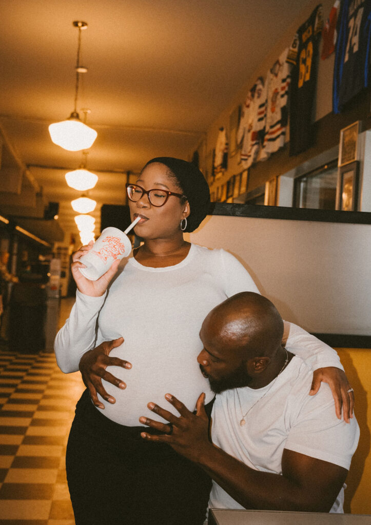 Unique maternity photos in a diner