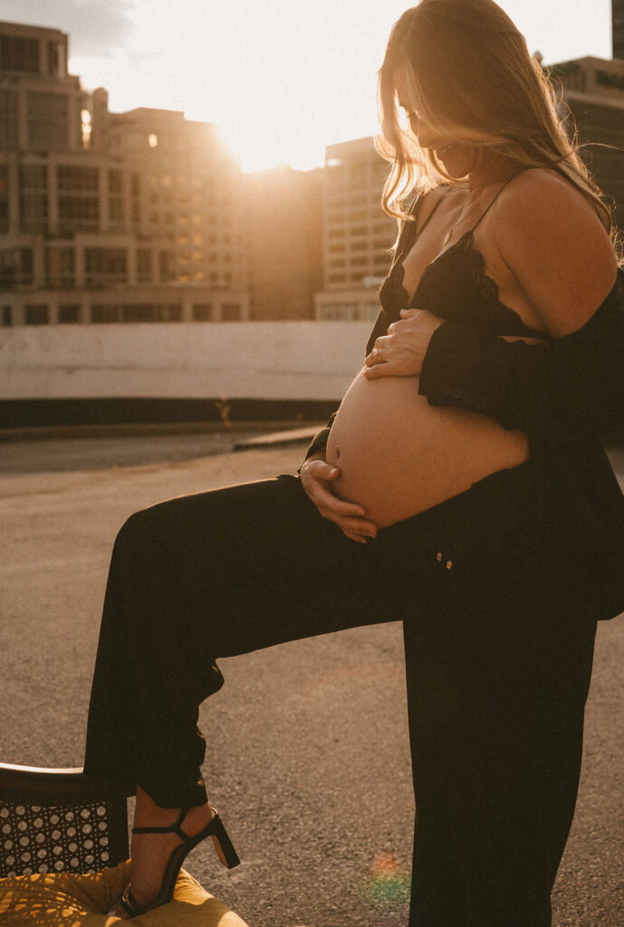 Sunset maternity pictures in the city