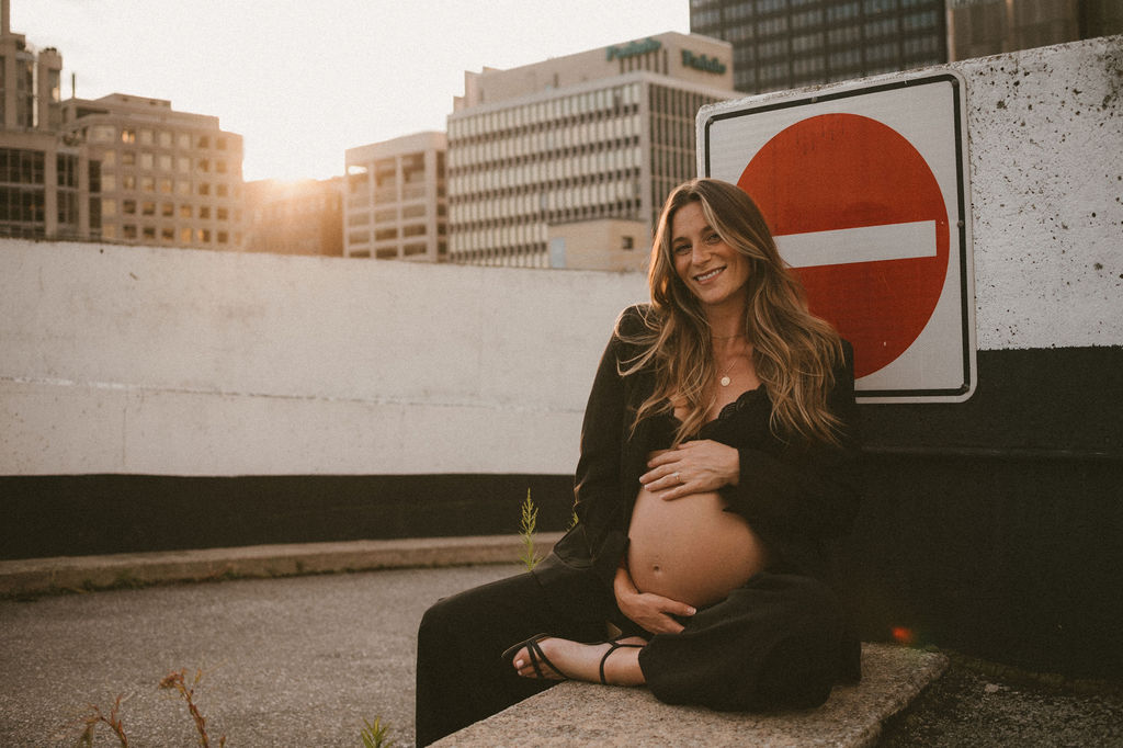 Unique maternity photos in the city
